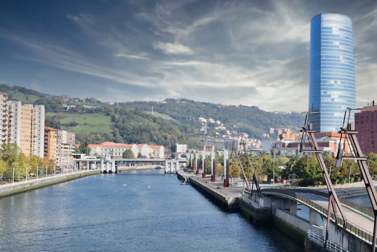 city-of-bilbao-in-spain-with-its-river-and-the-ibe-2023-11-27-05-19-42-utc